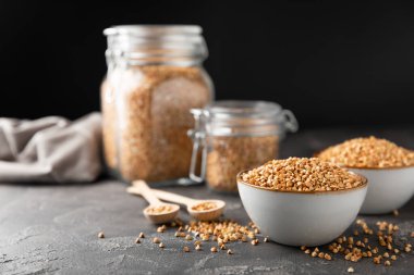 Tahta mutfak masasında yeşil karabuğday. Süper yiyecek. Çiğ karabuğday güveci. Sağlıklı vegan gıda kavramı, eko ürünler, diyet. Boşluğu kopyala. Organik gıda. Kilo kaybı ve uygun beslenme..