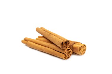 Seylan tarçın. Tarçın çubukları beyaz arka planda izole edilmiş. Tarçın rulosu ve pudra. Fırın, tatlı ve içecekler için baharatlı baharat. Güzel kokulu tarçın. Yakın plan. Mesaj için yer. Boşluğu kopyala