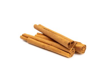 Seylan tarçın. Tarçın çubukları beyaz arka planda izole edilmiş. Tarçın rulosu ve pudra. Fırın, tatlı ve içecekler için baharatlı baharat. Güzel kokulu tarçın. Yakın plan. Mesaj için yer. Boşluğu kopyala