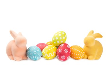 Paskalya yumurtaları beyaz arka planda izole edilmiş. Paskalya tatili konsepti. El yapımı parlak Paskalya yumurtaları. İnci yumurtaların anası..