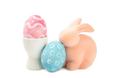 Paskalya yumurtaları beyaz arka planda izole edilmiş. Paskalya tatili konsepti. El yapımı parlak Paskalya yumurtaları. İnci yumurtaların anası..