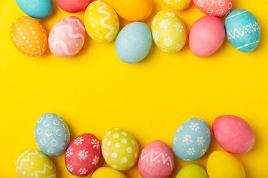 Parlak bir arka planda Paskalya yumurtaları. Paskalya kutlaması. El yapımı renkli Paskalya yumurtaları. Mesaj için yer. Boşluğu kopyala.