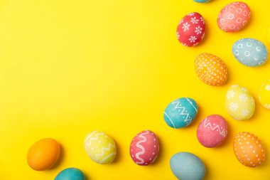 Parlak bir arka planda Paskalya yumurtaları. Paskalya kutlaması. El yapımı renkli Paskalya yumurtaları. Mesaj için yer. Boşluğu kopyala.