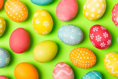 Parlak bir arka planda Paskalya yumurtaları. Paskalya kutlaması. El yapımı renkli Paskalya yumurtaları. Mesaj için yer. Boşluğu kopyala.