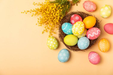 Parlak bir arka planda Paskalya yumurtaları. Paskalya kutlaması. El yapımı renkli Paskalya yumurtaları. Mesaj için yer. Boşluğu kopyala.
