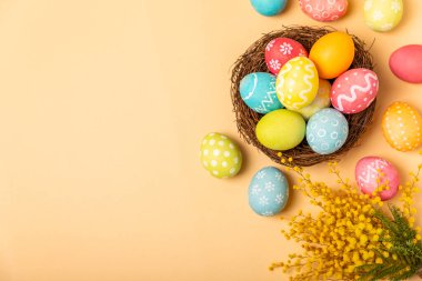 Parlak bir arka planda Paskalya yumurtaları. Paskalya kutlaması. El yapımı renkli Paskalya yumurtaları. Mesaj için yer. Boşluğu kopyala.