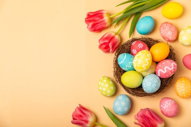 Parlak bir arka planda Paskalya yumurtaları. Paskalya kutlaması. El yapımı renkli Paskalya yumurtaları. Mesaj için yer. Boşluğu kopyala.