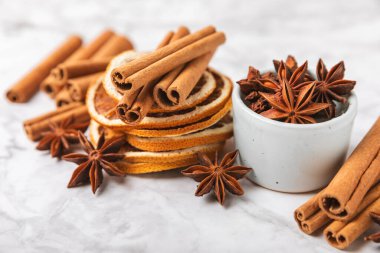 Seylan tarçın çubukları ve anason desenli ahşap bir arka planda. Tarçın rulosu ve yıldız anason. Fırın, tatlı ve içecekler için baharatlı baharat. Güzel kokulu tarçın. Mesaj için uygun bir yer. Boşluğu kopyala.