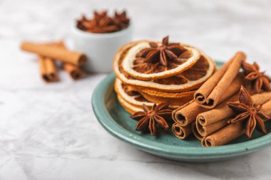 Seylan tarçın çubukları ve anason desenli ahşap bir arka planda. Tarçın rulosu ve yıldız anason. Fırın, tatlı ve içecekler için baharatlı baharat. Güzel kokulu tarçın. Mesaj için uygun bir yer. Boşluğu kopyala.