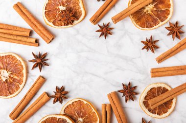 Seylan tarçın çubukları ve anason desenli ahşap bir arka planda. Tarçın rulosu ve yıldız anason. Fırın, tatlı ve içecekler için baharatlı baharat. Güzel kokulu tarçın. Mesaj için uygun bir yer. Boşluğu kopyala.