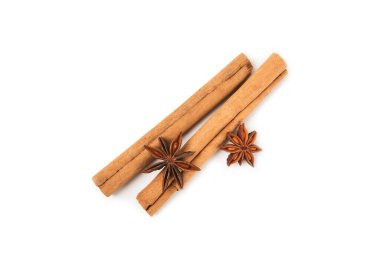 Seylan tarçın çubukları ve anason beyaz arka planda izole edildi. Tarçınlı rulo ve yıldız anason. Fırın, tatlı ve içecekler için baharatlı baharat. Güzel kokulu tarçın. Mesaj için uygun bir yer. Boşluğu kopyala.