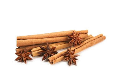 Seylan tarçın çubukları ve anason beyaz arka planda izole edildi. Tarçınlı rulo ve yıldız anason. Fırın, tatlı ve içecekler için baharatlı baharat. Güzel kokulu tarçın. Mesaj için uygun bir yer. Boşluğu kopyala.