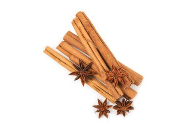 Seylan tarçın çubukları ve anason beyaz arka planda izole edildi. Tarçınlı rulo ve yıldız anason. Fırın, tatlı ve içecekler için baharatlı baharat. Güzel kokulu tarçın. Mesaj için uygun bir yer. Boşluğu kopyala.