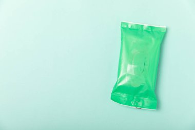 Arka planda ıslak mendil ambalajı. Açık bir el ve vücut mendili paketi. Modelleme. Temiz bir paket ıslak mendil. Tasarım. Mesaj için yer. Boşluğu kopyala.