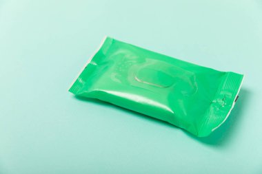 Arka planda ıslak mendil ambalajı. Açık bir el ve vücut mendili paketi. Modelleme. Temiz bir paket ıslak mendil. Tasarım. Mesaj için yer. Boşluğu kopyala.