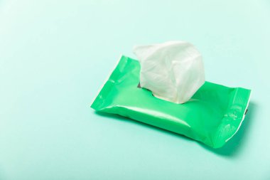 Arka planda ıslak mendil ambalajı. Açık bir el ve vücut mendili paketi. Modelleme. Temiz bir paket ıslak mendil. Tasarım. Mesaj için yer. Boşluğu kopyala.