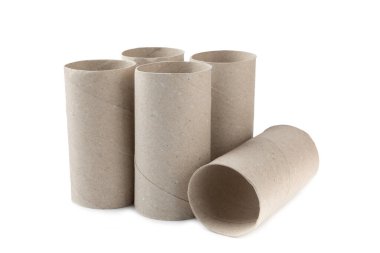 Boş tuvalet kağıdı rulosu. Tuvalet için boş tuvalet kağıdı ruloları, beyaz arka planda izole edilmiş. Tuvalet kağıdı tüpü..