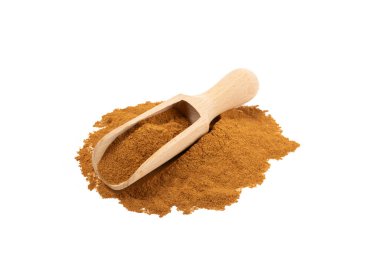 Beyaz arka planda izole edilmiş tahta kaşıkta tarçın tozu. Fırın, tatlı ve içecekler için baharatlı baharat. Güzel kokulu tarçın..