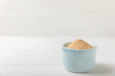 Tarçın şekeri arkaplanda. Arka planda bir kasede ev yapımı tarçın şekeri. Esmer şeker. İçecekler ve pişirme için baharat karışımı. Mesaj için yer. Boşluğu kopyala.