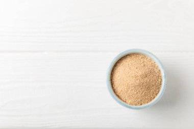 Tarçın şekeri arkaplanda. Arka planda bir kasede ev yapımı tarçın şekeri. Esmer şeker. İçecekler ve pişirme için baharat karışımı. Mesaj için yer. Boşluğu kopyala.