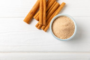 Tarçın şekeri arkaplanda. Arka planda bir kasede ev yapımı tarçın şekeri. Esmer şeker. İçecekler ve pişirme için baharat karışımı. Mesaj için yer. Boşluğu kopyala.