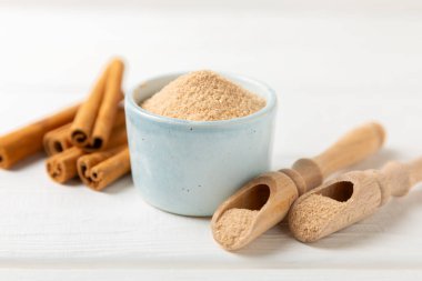 Tarçın şekeri arkaplanda. Arka planda bir kasede ev yapımı tarçın şekeri. Esmer şeker. İçecekler ve pişirme için baharat karışımı. Mesaj için yer. Boşluğu kopyala.