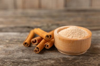 Tarçın şekeri arkaplanda. Arka planda bir kasede ev yapımı tarçın şekeri. Esmer şeker. İçecekler ve pişirme için baharat karışımı. Mesaj için yer. Boşluğu kopyala.