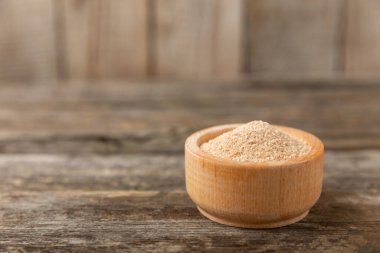 Tarçın şekeri arkaplanda. Arka planda bir kasede ev yapımı tarçın şekeri. Esmer şeker. İçecekler ve pişirme için baharat karışımı. Mesaj için yer. Boşluğu kopyala.