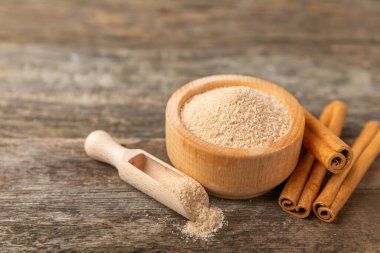 Tarçın şekeri arkaplanda. Arka planda bir kasede ev yapımı tarçın şekeri. Esmer şeker. İçecekler ve pişirme için baharat karışımı. Mesaj için yer. Boşluğu kopyala.