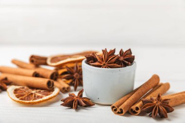 Tarçın çubukları ve anason desenli arka planda. Tarçınlı rulo ve yıldız anason. Fırın, tatlı ve içecekler için baharatlı baharat. Güzel kokulu tarçın. Mesaj için uygun bir yer. Boşluğu kopyala.