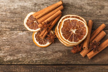 Tarçın çubukları ve anason desenli arka planda. Tarçınlı rulo ve yıldız anason. Fırın, tatlı ve içecekler için baharatlı baharat. Güzel kokulu tarçın. Mesaj için uygun bir yer. Boşluğu kopyala.