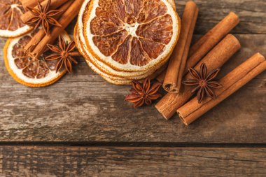 Tarçın çubukları ve anason desenli arka planda. Tarçınlı rulo ve yıldız anason. Fırın, tatlı ve içecekler için baharatlı baharat. Güzel kokulu tarçın. Mesaj için uygun bir yer. Boşluğu kopyala.