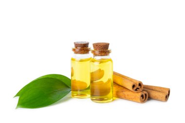 Tarçın aromatik gerekli yağ ve tarçın çubukları beyaz arka planda izole. Aromaterapi. Organik kozmetik yağı. Spa konsepti.