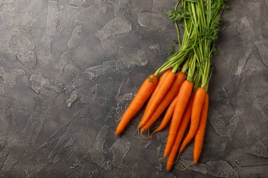 Ahşap kaplamalı havuç. Beyaz arka planda taze ve organik havuçlar. Havuç dilimleri. Vejetaryen. Salata için malzemeler. Mesaj için yer. Uzayı kopyala Düz