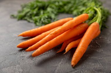 Ahşap kaplamalı havuç. Beyaz arka planda taze ve organik havuçlar. Havuç dilimleri. Vejetaryen. Salata için malzemeler. Mesaj için yer. Uzayı kopyala Düz