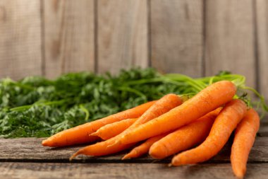 Ahşap kaplamalı havuç. Beyaz arka planda taze ve organik havuçlar. Havuç dilimleri. Vejetaryen. Salata için malzemeler. Mesaj için yer. Uzayı kopyala Düz