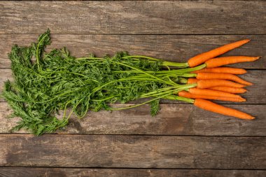 Ahşap kaplamalı havuç. Beyaz arka planda taze ve organik havuçlar. Havuç dilimleri. Vejetaryen. Salata için malzemeler. Mesaj için yer. Uzayı kopyala Düz
