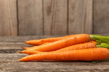 Ahşap kaplamalı havuç. Beyaz arka planda taze ve organik havuçlar. Havuç dilimleri. Vejetaryen. Salata için malzemeler. Mesaj için yer. Uzayı kopyala Düz