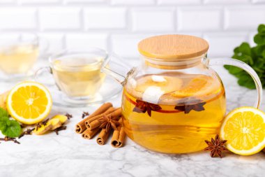 Tarçın sopasıyla kokulu sıcak çay ve ahşap bir arka planda anason. Ballı, limonlu, naneli ve elmalı çay demleyen bir çaydanlık. Baharatlı baharatlı çay. Dokunulmazlık çayı. Sağlık kavramı.