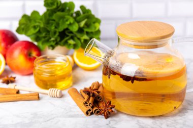 Tarçın sopasıyla kokulu sıcak çay ve ahşap bir arka planda anason. Ballı, limonlu, naneli ve elmalı çay demleyen bir çaydanlık. Baharatlı baharatlı çay. Dokunulmazlık çayı. Sağlık kavramı.