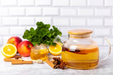 Tarçın sopasıyla kokulu sıcak çay ve ahşap bir arka planda anason. Ballı, limonlu, naneli ve elmalı çay demleyen bir çaydanlık. Baharatlı baharatlı çay. Dokunulmazlık çayı. Sağlık kavramı.