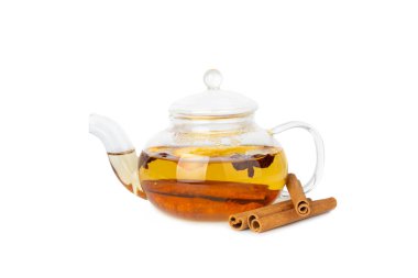 Beyaz arka planda izole edilmiş tarçın çubuklu ve anason anason kokulu çay. Ballı, limonlu, naneli ve elmalı çay demleyen bir çaydanlık. Baharatlı baharatlı çay. Dokunulmazlık çayı. Sağlık kavramı.