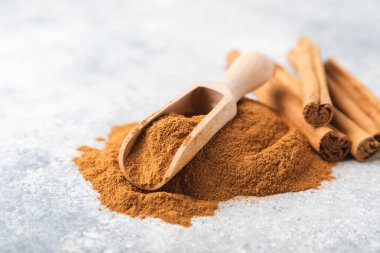 Ahşap kaplamalı tarçın tozu. Fırın, tatlı ve içecekler için baharatlı baharat. Güzel kokulu tarçın. Tarçın çubuğu. Mesaj için yer. Boşluğu kopyala.