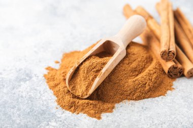 Ahşap kaplamalı tarçın tozu. Fırın, tatlı ve içecekler için baharatlı baharat. Güzel kokulu tarçın. Tarçın çubuğu. Mesaj için yer. Boşluğu kopyala.