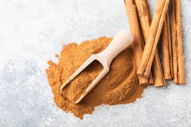 Ahşap kaplamalı tarçın tozu. Fırın, tatlı ve içecekler için baharatlı baharat. Güzel kokulu tarçın. Tarçın çubuğu. Mesaj için yer. Boşluğu kopyala.