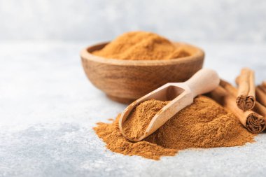 Ahşap kaplamalı tarçın tozu. Fırın, tatlı ve içecekler için baharatlı baharat. Güzel kokulu tarçın. Tarçın çubuğu. Mesaj için yer. Boşluğu kopyala.