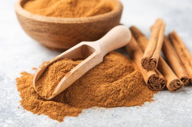 Ahşap kaplamalı tarçın tozu. Fırın, tatlı ve içecekler için baharatlı baharat. Güzel kokulu tarçın. Tarçın çubuğu. Mesaj için yer. Boşluğu kopyala.