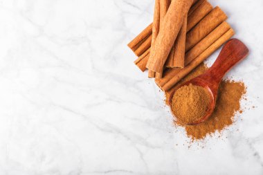 Ahşap kaplamalı tarçın tozu. Fırın, tatlı ve içecekler için baharatlı baharat. Güzel kokulu tarçın. Tarçın çubuğu. Mesaj için yer. Boşluğu kopyala.