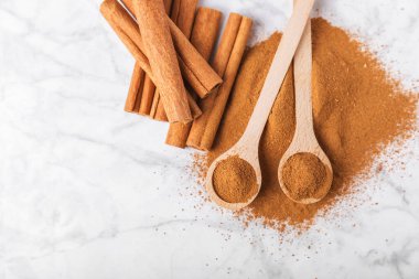 Ahşap kaplamalı tarçın tozu. Fırın, tatlı ve içecekler için baharatlı baharat. Güzel kokulu tarçın. Tarçın çubuğu. Mesaj için yer. Boşluğu kopyala.