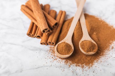 Ahşap kaplamalı tarçın tozu. Fırın, tatlı ve içecekler için baharatlı baharat. Güzel kokulu tarçın. Tarçın çubuğu. Mesaj için yer. Boşluğu kopyala.